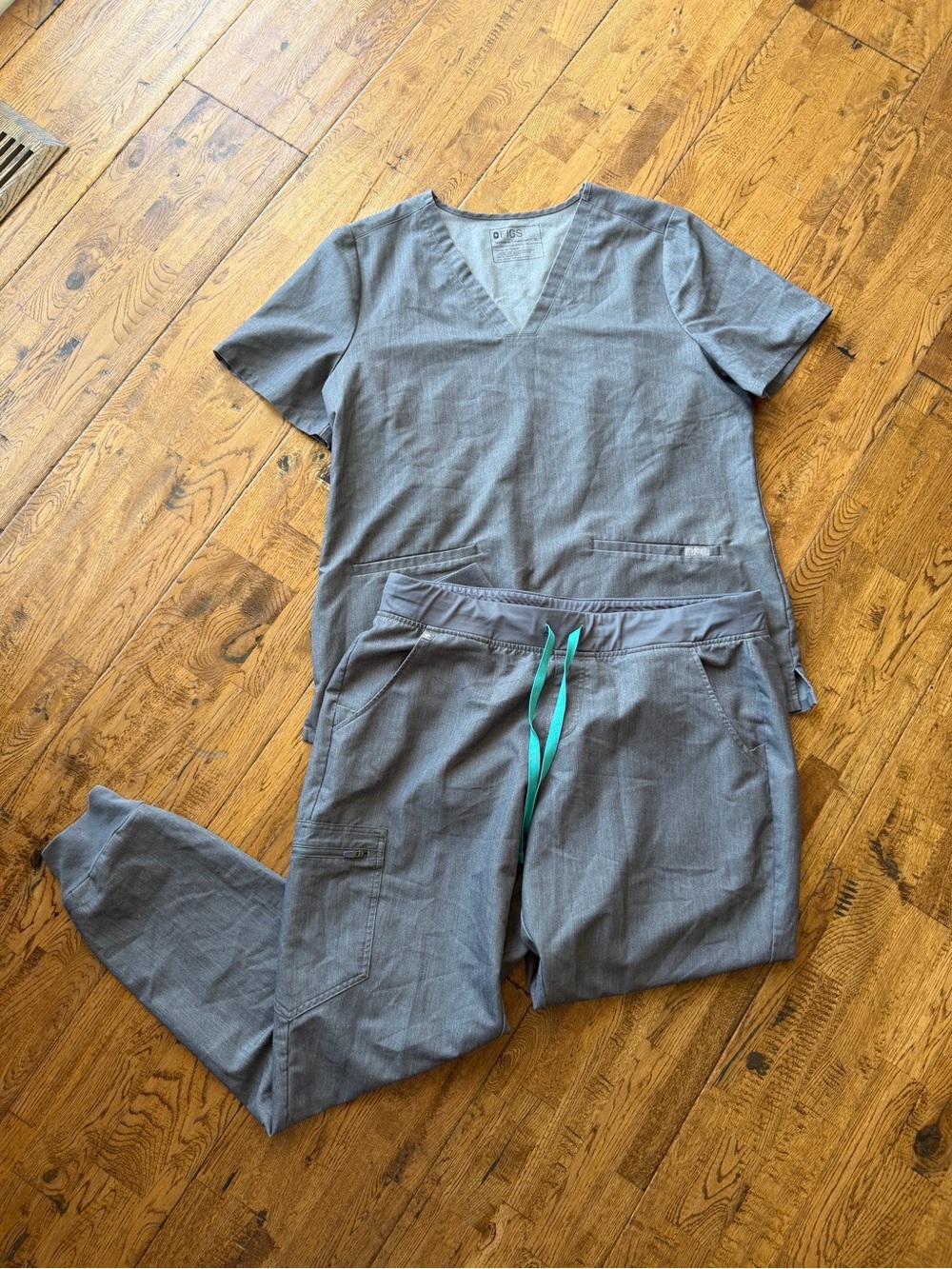 Figs Women's Gray Scrub Top & Pants Set with Teal Drawstring